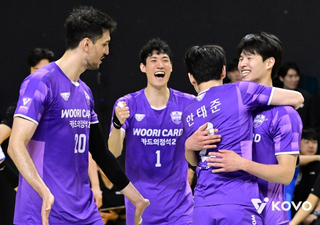 友利信用卡选手团5日在京畿道议政府市庆民大学纪念馆举行的与真航空2025~2026 V联赛季后赛准季后赛KB损害保险的比赛中得分后高兴不已。 =图为，韩国排球联盟提供。