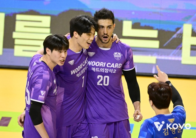 友利信用卡选手团5日在京畿道议政府市庆民大学纪念馆举行的与真航空2025~2026 V联赛季后赛准季后赛KB损害保险的比赛中得分后高兴不已。 =图为，韩国排球联盟提供。