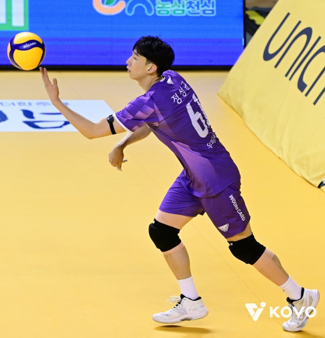友利信用卡郑成奎5日在京畿道议政府市庆民大学纪念馆举行的与真航空2025~2026 V联赛季后赛准季后赛KB损害保险的比赛中,正在准备发球。 =图为，韩国排球联盟提供。