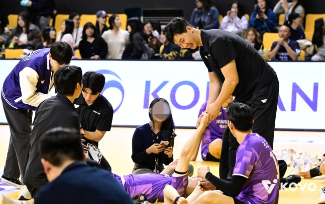 友利信用卡代理主教练朴哲宇(黑色衣服)5日在京畿道议政府市庆民大学纪念馆举行的与真航空2025~2026 V联赛季后赛KB损害保险队的比赛中,正在鼓励选手们。 =图为，韩国排球联盟提供。