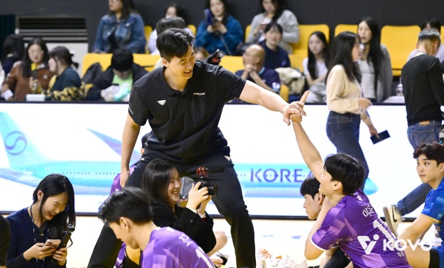 友利信用卡代理主教练朴哲宇(黑色衣服)5日在京畿道议政府市庆民大学纪念馆举行的与真航空2025~2026 V联赛季后赛KB损害保险队的比赛中,正在鼓励选手们。 =图为，韩国排球联盟提供。