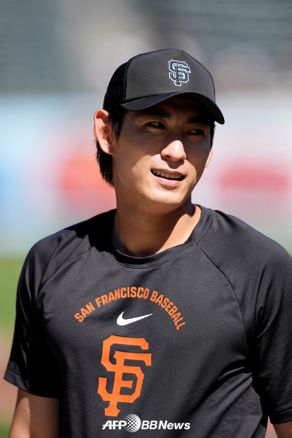 Lee Jung-hoo smiles brightly ahead of the opening match between the San Francisco Giants and the New York Yankees at Oracle Park in San Francisco, California on the 26th (Korea time). /AFPBBNews=News1