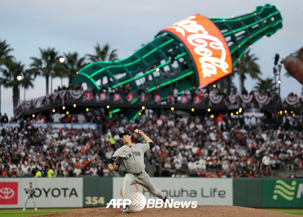 Max Fried is pitching hard in the opening game between the San Francisco Giants and the New York Yankees at Oracle Park in San Francisco, California on the 26th (Korea time). /AFPBBNews=News1