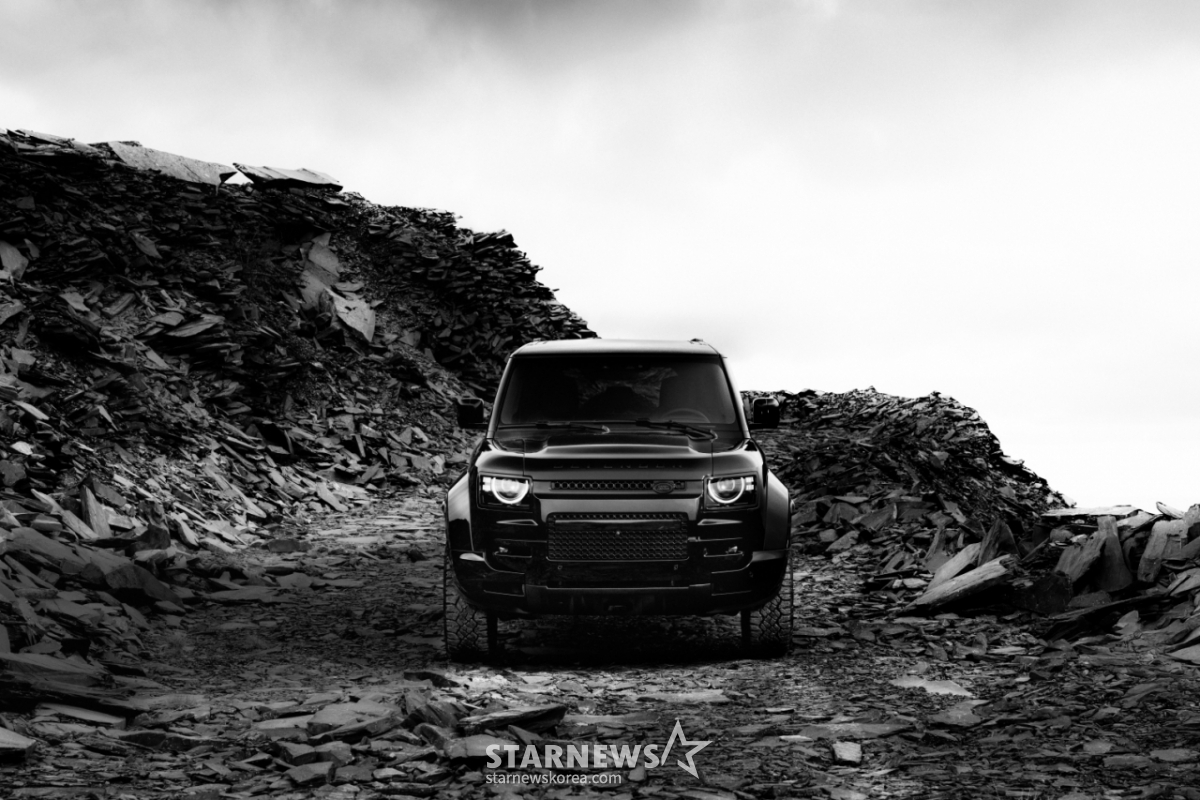 Defender OCTA Black/Photo courtesy = JLR Korea