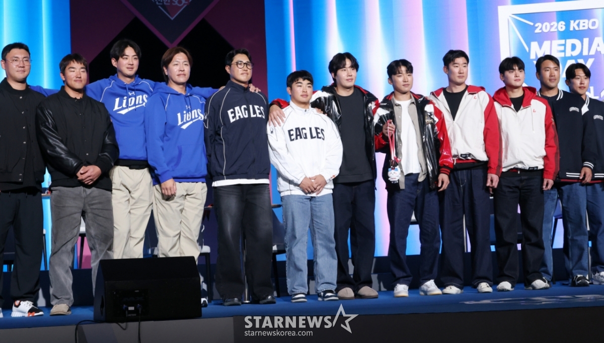 The "2026 Shinhan SOL KBO League Media Day &amp; Fanfest" was held at Lotte Hotel World in Jamsil, Seoul on the 26th.  Players from 10 clubs are posing.  Head coaches and representative players from 10 clubs attended, including LG Park Hae-min, Lim Chan-kyu, Hanwha Chae Eun-sung and Moon Hyun-bin, SSG Oh Tae-gon and Cho Byung-hyun, Samsung Koo Ja-wook, Kang Min-ho, NC Park Min-woo and Kim Joo-won, KT Jang Sung-woo, Ahn Hyun-min, Lotte Jeon Joon-woo and Jeon Min-jae, KIA Na Sung-beom and Yang Hyun-jong, Doosan Yang Eui-ji and Kwak Bin, Kiwoom Lim Ji-yeol and Ha Young-min. /Photo = Senior Reporter Kim Jin-kyung