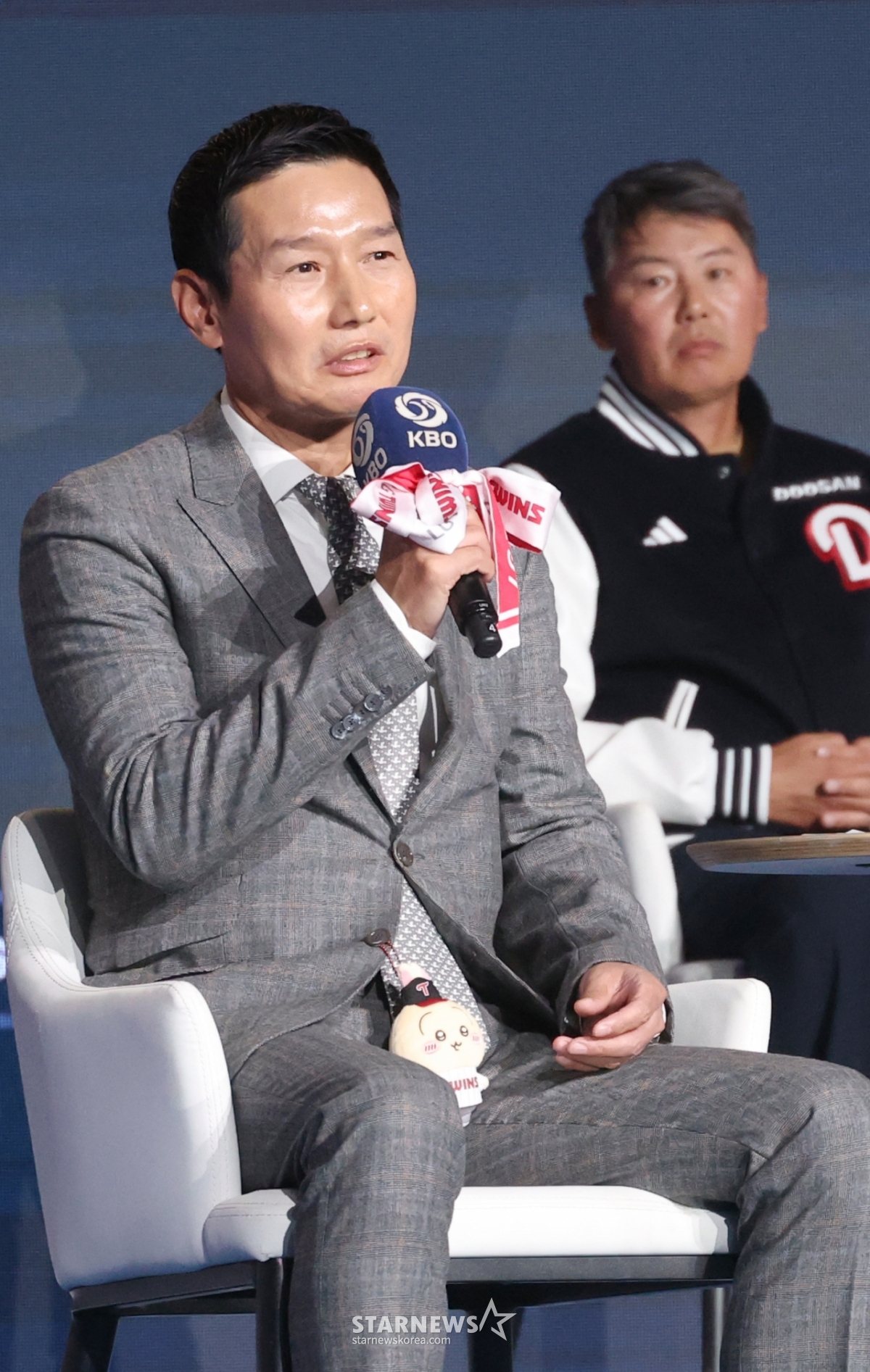 The "2026 Shinhan SOL KBO League Media Day &amp; Fanfest" was held at Lotte Hotel World in Jamsil, Seoul on the 26th.  LG manager Yeom Kyung-yeop is announcing his candidacy.  Head coaches and representative players from 10 clubs attended, including LG Park Hae-min, Lim Chan-kyu, Hanwha Chae Eun-sung and Moon Hyun-bin, SSG Oh Tae-gon and Cho Byung-hyun, Samsung Koo Ja-wook, Kang Min-ho, NC Park Min-woo and Kim Joo-won, KT Jang Sung-woo, Ahn Hyun-min, Lotte Jeon Joon-woo and Jeon Min-jae, KIA Na Sung-beom and Yang Hyun-jong, Doosan Yang Eui-ji and Kwak Bin, Kiwoom Lim Ji-yeol and Ha Young-min. /Photo = Senior Reporter Kim Jin-kyung