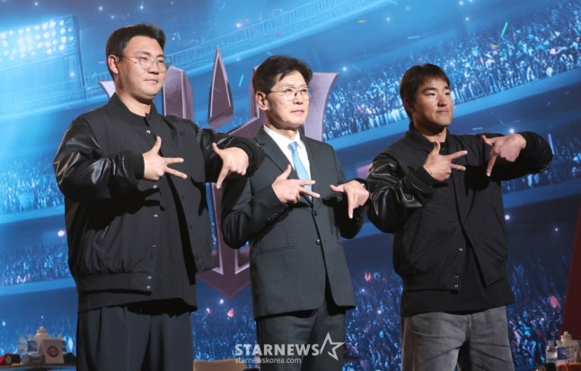 The "2026 Shinhan SOL KBO League Media Day &amp; Fanfest" was held at Lotte Hotel World in Jamsil, Seoul on the 26th.  KT Jang Sung-woo, coach Lee Kang-chul and Ahn Hyun-min are performing team ceremonies.  Head coaches and representative players from 10 clubs attended, including LG Park Hae-min, Lim Chan-kyu, Hanwha Chae Eun-sung and Moon Hyun-bin, SSG Oh Tae-gon and Cho Byung-hyun, Samsung Koo Ja-wook, Kang Min-ho, NC Park Min-woo and Kim Joo-won, KT Jang Sung-woo, Ahn Hyun-min, Lotte Jeon Joon-woo and Jeon Min-jae, KIA Na Sung-beom and Yang Hyun-jong, Doosan Yang Eui-ji and Kwak Bin, Kiwoom Lim Ji-yeol and Ha Young-min. /Photo = Senior Reporter Kim Jin-kyung
