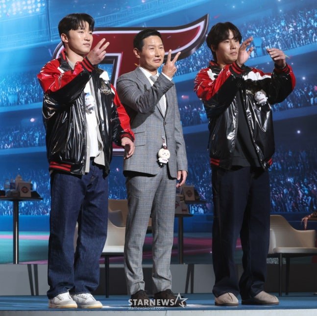 The "2026 Shinhan SOL KBO League Media Day &amp; Fanfest" was held at Lotte Hotel World in Jamsil, Seoul on the 26th.  LG Park Hae-min, manager Yeom Kyung-yeop and Lim Chan-kyu are performing team ceremonies.  Head coaches and representative players from 10 clubs attended, including LG Park Hae-min, Lim Chan-kyu, Hanwha Chae Eun-sung and Moon Hyun-bin, SSG Oh Tae-gon and Cho Byung-hyun, Samsung Koo Ja-wook, Kang Min-ho, NC Park Min-woo and Kim Joo-won, KT Jang Sung-woo, Ahn Hyun-min, Lotte Jeon Joon-woo and Jeon Min-jae, KIA Na Sung-beom and Yang Hyun-jong, Doosan Yang Eui-ji and Kwak Bin, Kiwoom Lim Ji-yeol and Ha Young-min. /Photo = Senior Reporter Kim Jin-kyung