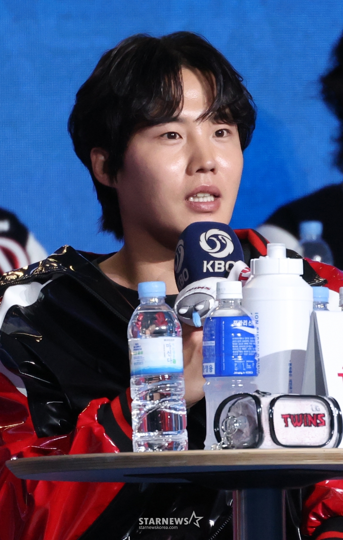 "26新韩SOL KBO联赛媒体日&amp;粉丝庆典"26日在首尔蚕室乐天酒店世界举行。   图为，LG队的林灿圭正在宣布出师表。  LG朴海民、林灿奎、韩华蔡恩成、文玄彬、SSG吴泰坤、赵炳铉、三星具滋旭、姜敏浩、NC朴敏宇、金周元、KT张成宇、安贤民、乐天全俊宇、全民宰、KIA罗成范、梁铉宗、斗山梁义智、郭彬、林智烈、河英民等10个球队的教练和代表选手参加了此次活动。 =照片=金镇京。