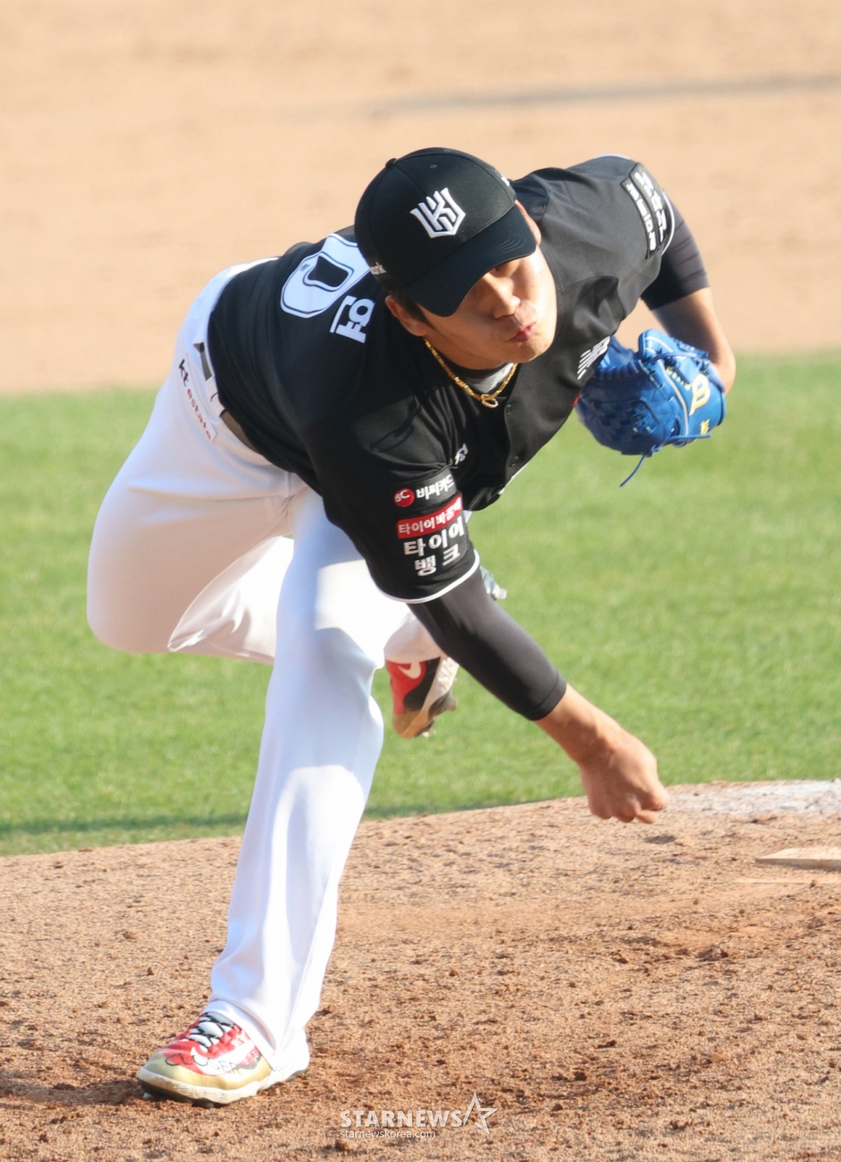 The 2026 Shinhan SOL Bank KBO League official opening game LG Twins vs KT Wiz was held at Jamsil Baseball Stadium in Seoul on the 28th. KT closer Park Young-hyun is pitching hard in the bottom of the eighth inning as relief. /Photo = Senior Reporter Kim Jin-kyung