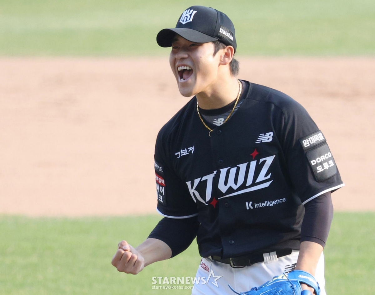 The 2026 Shinhan SOL Bank KBO League LG Twins vs KT Wiz game was held at Jamsil Baseball Stadium in Seoul on the 29th. KT closer Park Young-hyun is cheering after watching the game. /Photo = Senior Reporter Kim Jin-kyung
