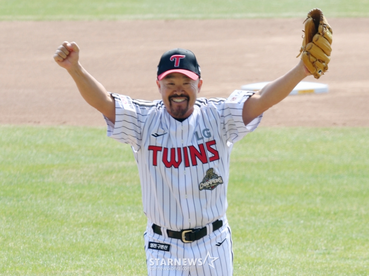 2026新韓（シンハン）SOLBankKBOリーグ公式開幕戦「LGツインズ対KTウィズ」の試合が先月28日、ソウル蚕室（チャムシル）野球場で行われた。  LGのキム·ヨンイルトレーニングコーチがLG勝利祈願の始球式をした後、両腕を上げている。 /写真=キム·ジンギョン待機者