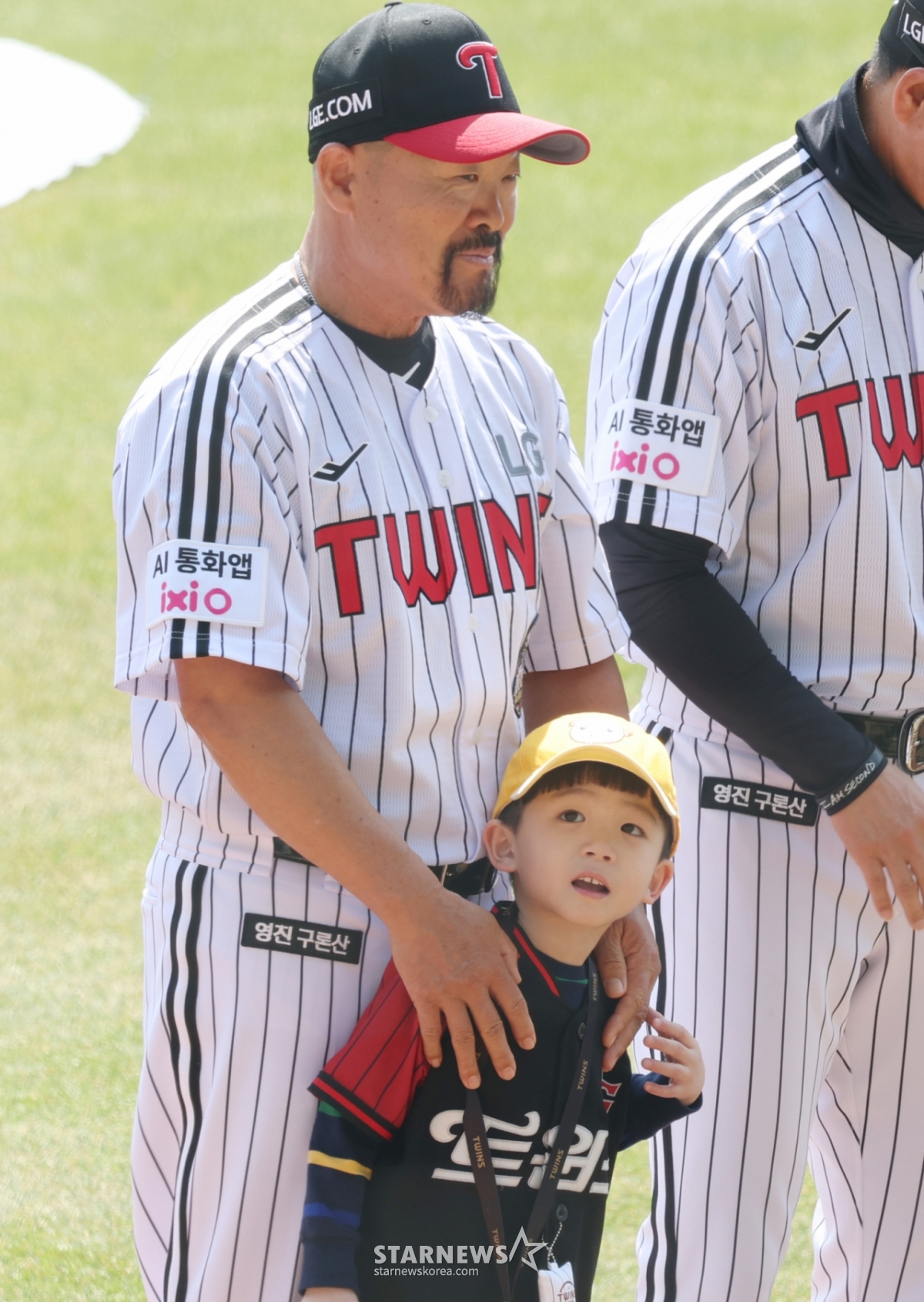 2026新韓（シンハン）SOLBankKBOリーグ公式開幕戦「LGツインズ対KTウィズ」の試合が先月28日、ソウル蚕室（チャムシル）野球場で行われた。  始球式に内定したLGの金ヨンイルコーチが開幕式でファンの拍手を受けながら列をなしている。 /写真=キム·ジンギョン待機者