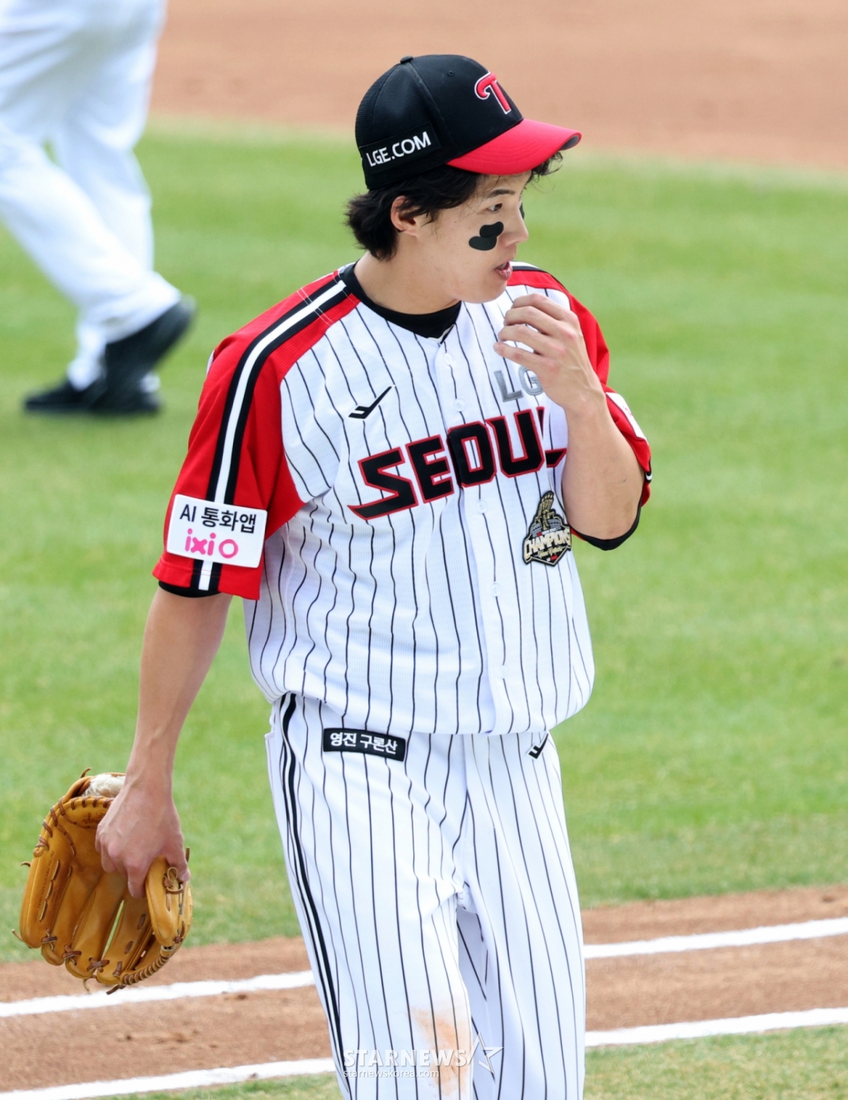 2026新韓（シンハン）SOLBankKBOリーグLGツインズ対KTウィズの試合が先月29日、ソウル蚕室（チャムシル）野球場で行われた。  LG先発のイム·チャンギュが1回表に3失点した後、ダッグアウトに向かっている。 /写真=キム·ジンギョン待機者