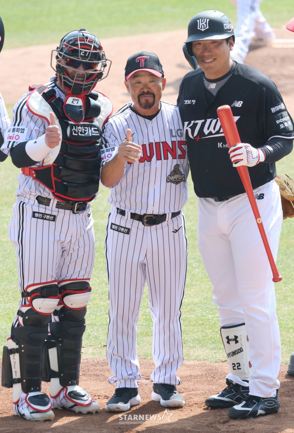 2026新韓（シンハン）SOLBankKBOリーグ公式開幕戦「LGツインズ対KTウィズ」の試合が28日、ソウル蚕室（チャムシル）野球場で行われた。  LGのキム·ヨンイルトレーニングコーチがktのキム·ヒョンスを相手にLG勝利祈願の始球式をした後、捕手のパク·ドンウォンと一緒に記念撮影をしている。 /写真=キム·ジンギョン待機者