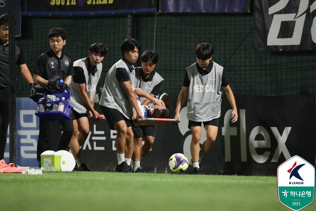 图为，去年6月与金浦FC队的比赛中受伤后，正被担架抬离现场的仁川联合队的文志焕。 =图为，韩国职业足球联盟提供。