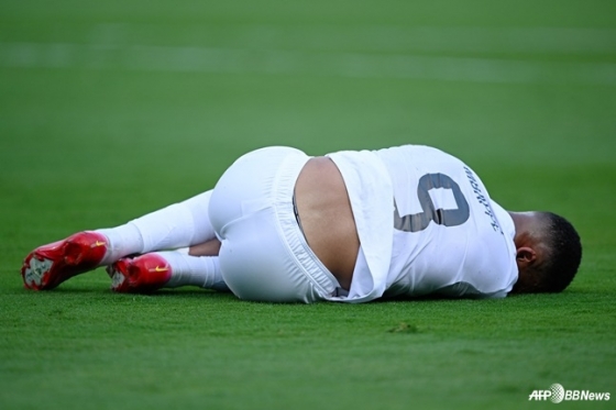 Kylian Mbappe is lying on the ground. /AFPBBNews=News1