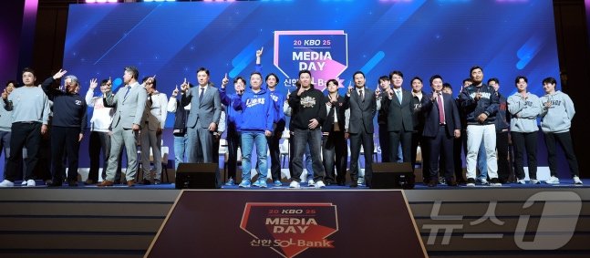 Những người tham gia ngày truyền thông KBO League 2025, đang giơ ngón tay ra. /Ảnh = OSEN