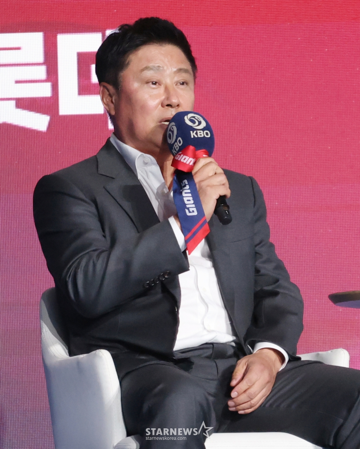 Lotte Giants manager Kim Tae-hyung is announcing his candidacy for the season at the "2026 Shinhan SOL KBO League Media Day &amp; Fanfest" held at Lotte Hotel World in Jamsil, Seoul on the 26th. /Photo = Senior Reporter Kim Jin-kyung