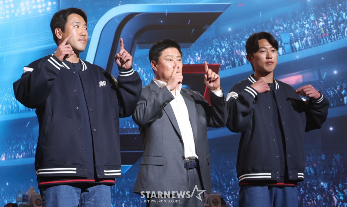 Lotte manager Kim Tae-hyung (center) is performing a team ceremony with Jeon Joon-woo (left) and Jeon Min-jae. /Photo = Senior Reporter Kim Jin-kyung