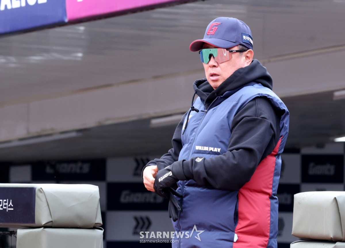 Lotte manager Kim Tae-hyung is watching the players in the 2026 Shinhan SOL Bank KBO League exhibition game against KT Wiz on the 12th. /Photo = Senior Reporter Kim Jin-kyung