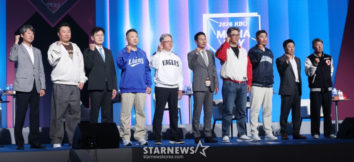 Ngày 26/3, Shinhan SOL KBO League Media Day &amp; Fan Fest đã được tổ chức tại Jamsil Lotte Hotel World, Seoul.  Seol Jong Jin (từ trái sang), Lee Bum Ho KIA, Lee Kang Chul KT, Park Jin Man Samsung, Kim Kyung Moon Hanwha, Yeom Kyung Yeop LG, Lee Sung Yong SSG, Lee Ho Jun NC, Kim Tae Hyung Lotte và Kim Won Hyung huấn luyện viên Doosan đang tạo dáng. /Ảnh = Người chờ đợi Kim Jin Kyung
