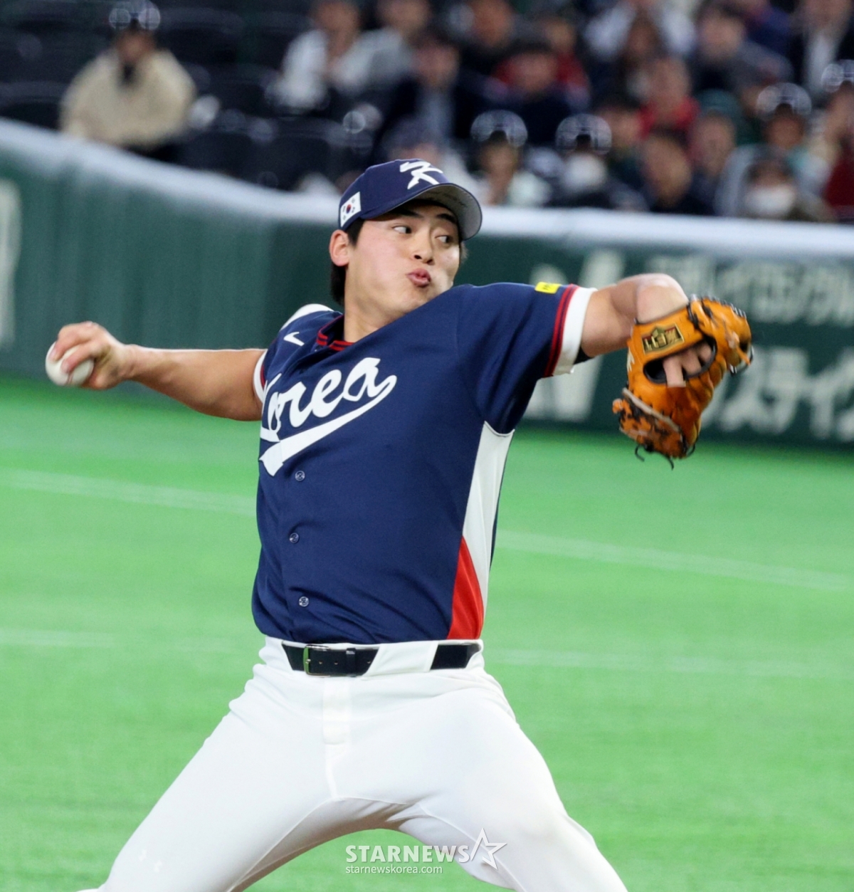 Cho Byung-hyun is pitching hard in the bottom of the eighth inning in the final group match against Australia at 2026 WBC on the 9th. /Photo = Senior Reporter Kang Young-jo
