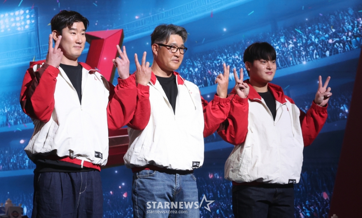 Cho Byung-hyun (right) attends the "2026 Shinhan SOL KBO League Media Day" with head coach Lee Sung-yong (center) and Oh Tae-gon to perform a team ceremony on the 26th. /Photo = Senior Reporter Kim Jin-kyung