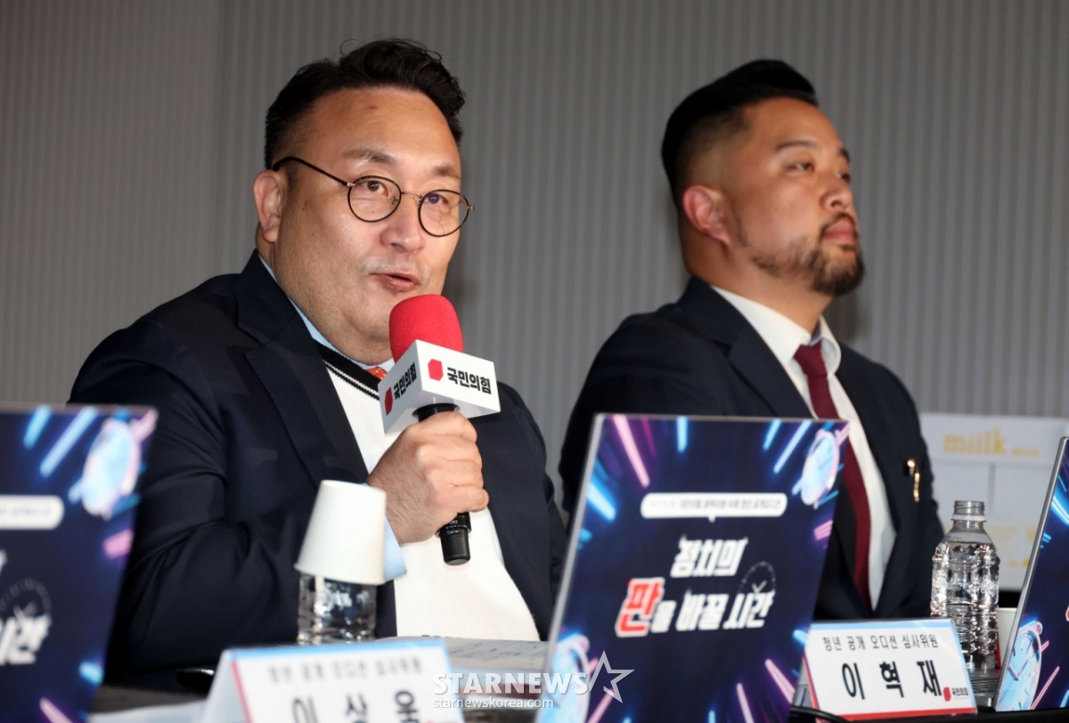 [Сеул = Ньюсис] Репортер Чо Сон Бон = Ведущий судья в финале «Пропорционального прослушивания молодежи в мэрии» силы народа Ли Хёк Чжэ выступает на открытом прослушивании молодежи в столичных советах, состоявшемся в центральной партии Ёидо, Сеул, днем 26-го числа. 2026.03.26. suncho21@newsis.com / Фото = Джо Сон Бонг