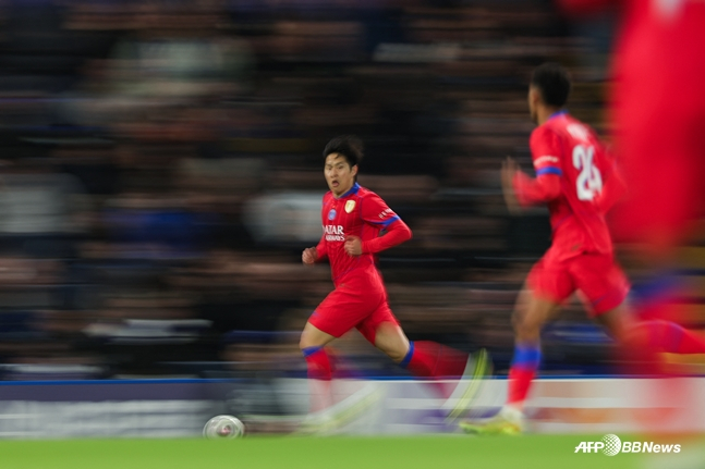 这是本月22日与尼斯队的比赛中李康仁的合影。 =法新社BBNews=新闻1。