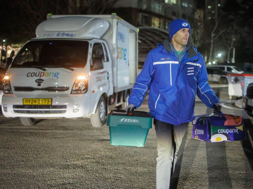 Гарольд Роджерс, генеральный директор Кореи, 19-го числа отправляет пакет с чашечкой Coupang.