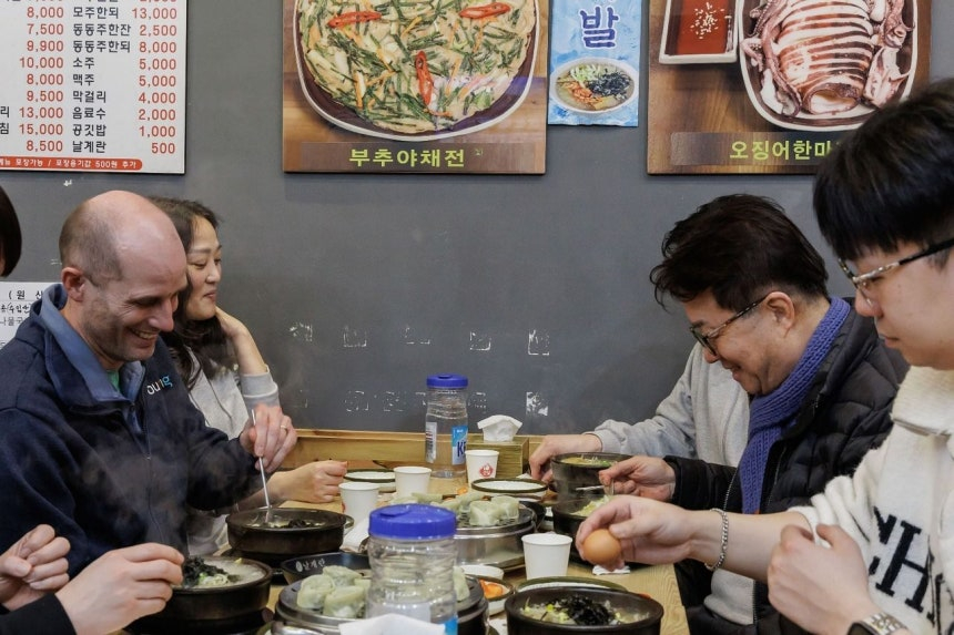 Гарольд Роджерс, генеральный директор Coupang Korea, ест рисовый суп с законодателем Демократической партии Кореи Ём Тэ Ёном 20-го числа после утренней доставки.