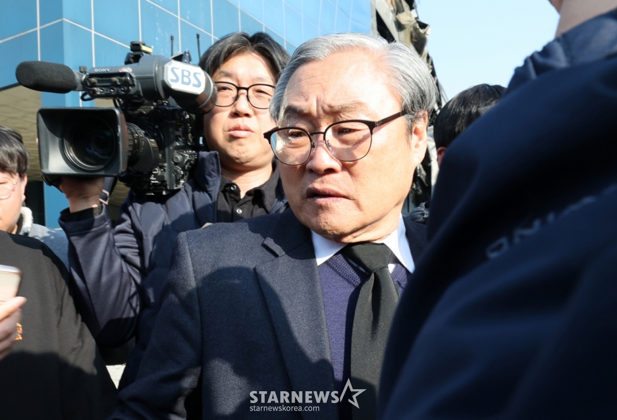 (Тэджон = Новости 1) Репортер Ким Ки Тхэ = 23 числа сотрудники полиции и Управления труда Тэджона покидают офис индустрии безопасности, где в результате пожара погибли 74 человека. 2026.3.23 / Новости 1 Copyright © Новости 1. Все права защищены. Несанкционированное распространение и распространение материалов и запрещение использования ИИ обучения. /Фото= (Тэджон=Новости 1) Репортер Ким Ки Тэ