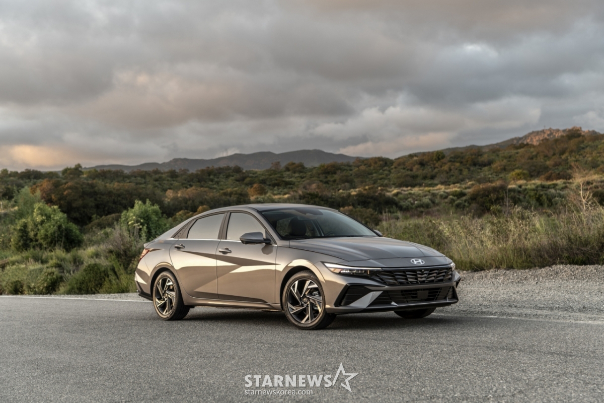 [Сеул = Ньюсис] Hyundai Motor Group объявила, что продажи растут по мере того, как ее основные модели на зарубежных рынках недавно получили самые высокие оценки безопасности при столкновениях. Фактически Hyundai Motor Group продолжает наращивать объемы продаж на зарубежных рынках: в 2021 году - 5,4 млн, в 2022 году - 5,61 млн, в 2023 году - 5,97 млн, в 2024 году - 5,98 млн. Фотография предоставлена Hyundai Avante. (Фото = Предоставлено Центром коммуникаций Hyundai Motoria) 2025.07.04 photo@newsis.com *Продажа и запрет БД /Фотографии=