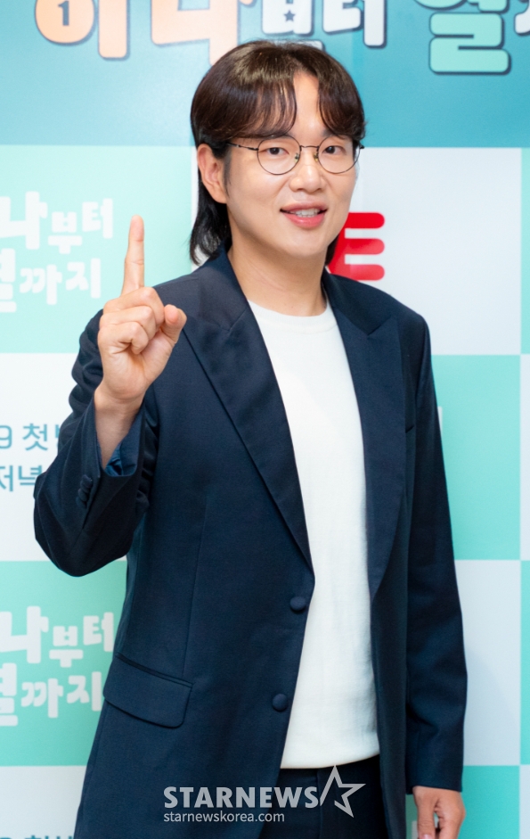 Jang Sung Kyu đang tạo dáng trước cuộc họp báo của T-cast E Channel mang tên 'Từ một đến mười' được tiến hành vào sáng 29/4. / Cung cấp ảnh = Kênh E 2025.09.29 /Ảnh = Photoguy@ Lee Dong Hoon