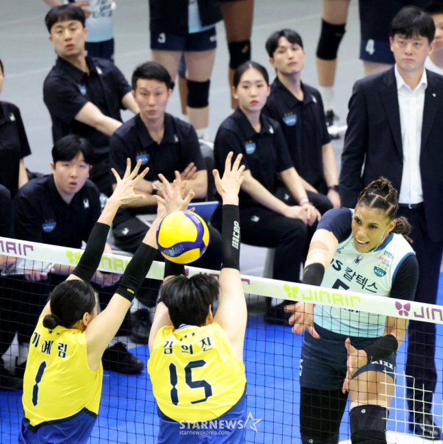 GS Caltex Silva (right) scores through the Hyundai E&C blocker wall in the first round of the Jin Air 2025-2026 V-League Women's Playoff (PO) held at Suwon Gymnasium on the 26th. /Photo = Senior Reporter Kang Young-jo