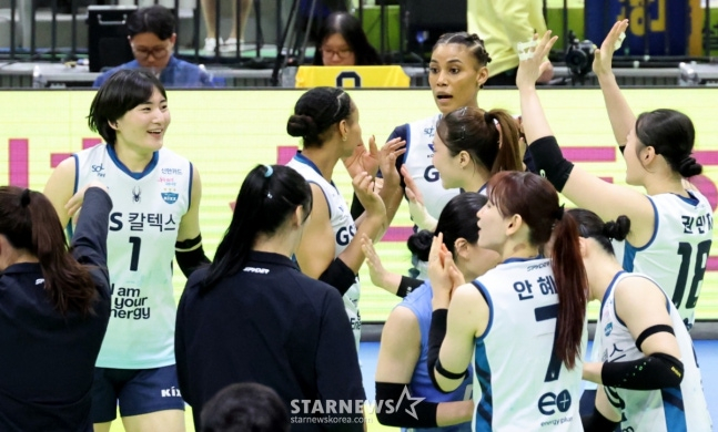 GS Caltex players are rejoicing together after winning the first round of the Jin Air 2025-2026 V-League Women's Playoff (PO) at Suwon Gymnasium on the 26th. /Photo = Senior Reporter Kang Young-jo