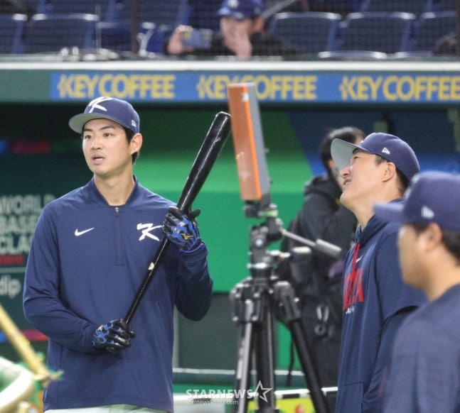 Koo Ja-wook (left) is doing batting training at the Tokyo Dome. /Photo = Senior Reporter Kang Young-jo
