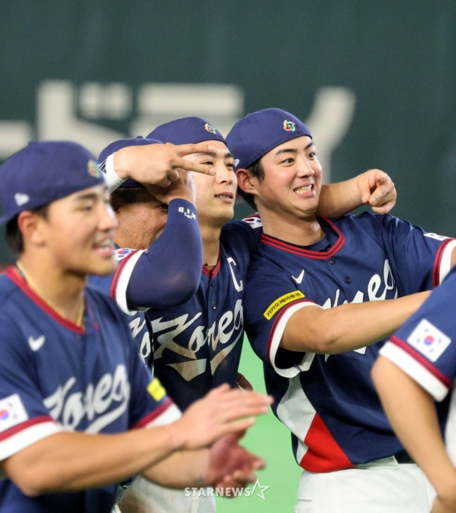 Koo Ja-wook (right) is taking a selfie with his close friend Lee Jung-hoo after the match against Australia. /Photo = Senior Reporter Kang Young-jo