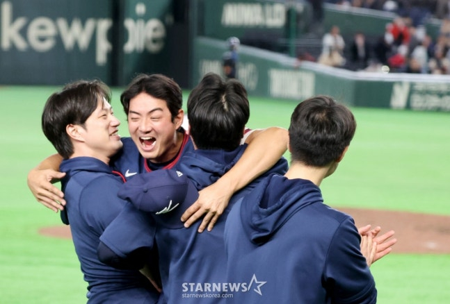Koo Ja-wook (2nd from left) is sharing his joy with the national team staff after the match against Australia. /Photo = Senior Reporter Kang Young-jo