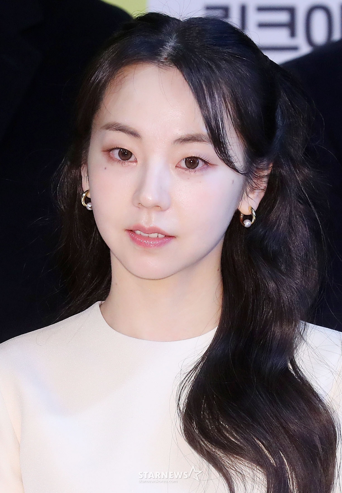 Chiều 15/5, nam diễn viên Ahn So Hee đã tham dự buổi họp báo ra mắt phim điện ảnh Secret được tổ chức tại nhà của nghệ sĩ Dongsung-dong, Jongno-gu, Seoul và đang nhìn thẳng vào các phóng viên. 205.01.15 /Ảnh = Kim Chang-hyun chmt@