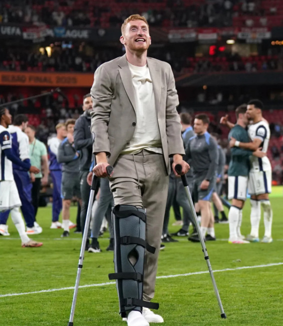 デヤン·クルセプスキーが松葉杖をついてファンに挨拶している。 /写真=ザサン 仕上げ