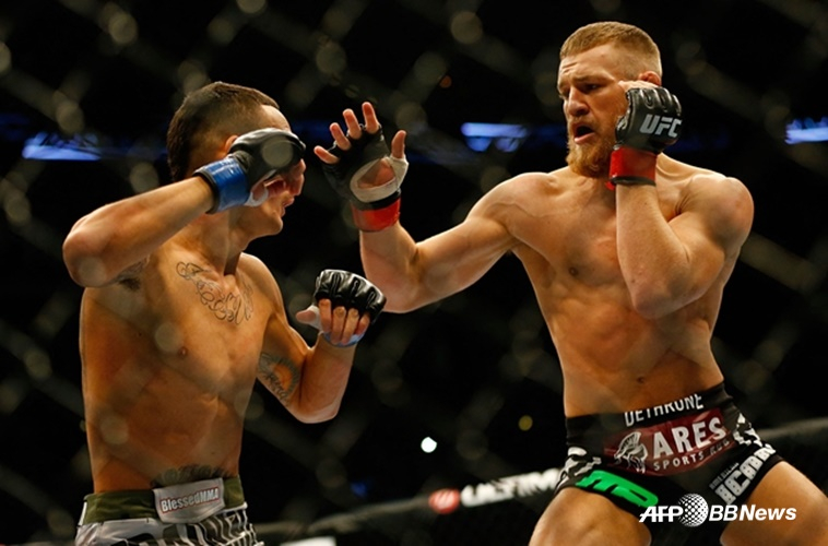 Max Holloway (left) and Conor McGregor. /AFPBBNews=News1