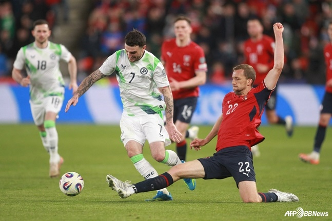 アイルランドとチェコの北中米W杯欧州プレーオフDパス試合中。/AFPBB News=ニュース1