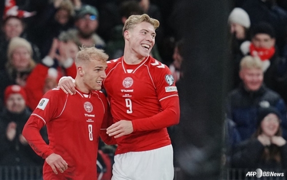 Napoli striker Rasmus Hoylun (right) is delighted with Denmark's goal against North Macedonia. /AFPBBNews=News1
