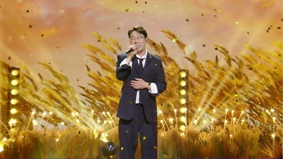 Lee Hwi-jae/photograph = KBS 2TV's "Immortal Songs"