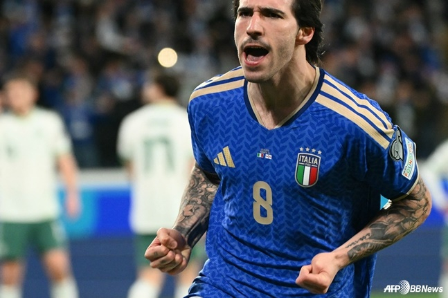 Italy's national midfielder Sandro Tonali (Newcastle United) roars after scoring the first goal. /AFPBBNews=News1