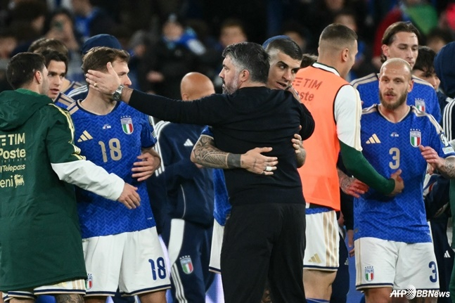 Italy's national team players and coach Jenaro Gattuso (top in middle black) are delighted after winning the European Playoff Pass A semi-final. /AFPBBNews=News1