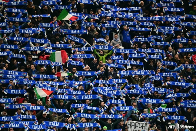 spectators cheering for the Italian national team. /AFPBBNews=News1