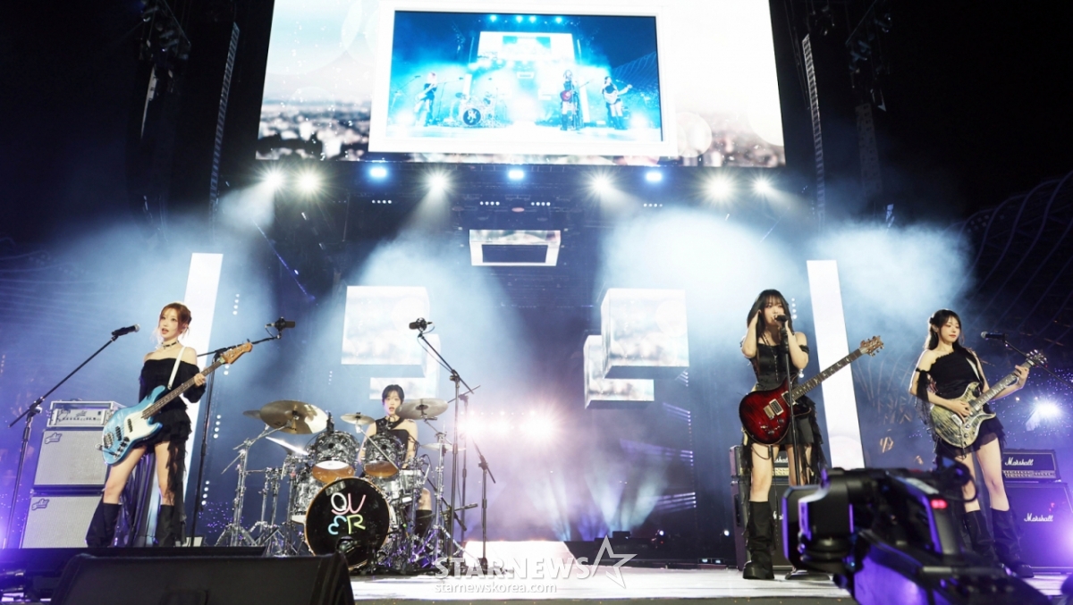 Группа QWER Choidan, Magenta, Hina и Shimyeo представят прекрасную сцену на «10th Anniversary Asian Artist Awards 2025» (10th Anniversary Asian Artist Awards 2025, «10th Anniversary Asian Artist Awards 2025», организованной Star News на Национальном стадионе Гаосюн 6-го числа.  /2025.12.06 /Фото =Иммунитет tjdrbs23@